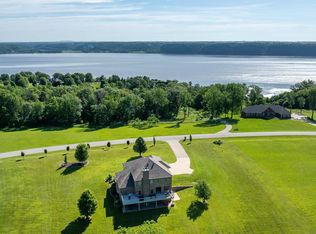 20361 San Sebastian Dr, Dubuque, IA 52001