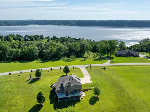 20361 San Sebastian Dr, Dubuque, IA 52001