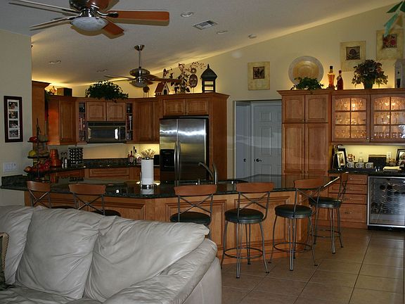 Kitchen-Granite/SS Appliances