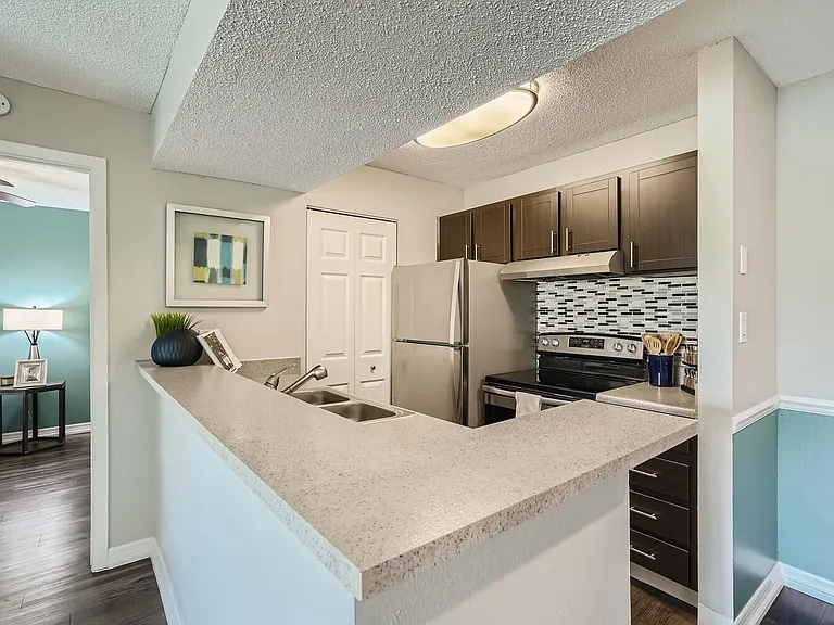 Lakeside Central Apartments — Photo 42
