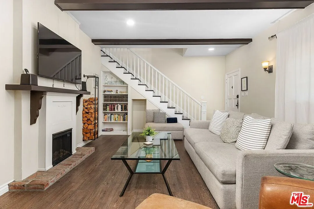 2 bed, 1.5 bath, 1200 sqft, $3,995 — Photo 3