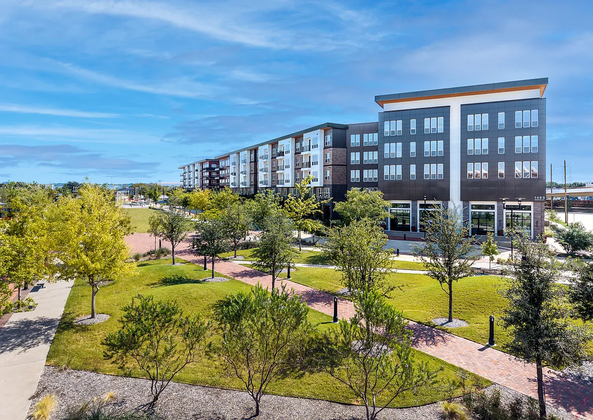 Building Photo - 1455 Moonrise Ave #1100