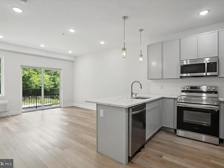 402 E Walnut Ln #3A — Photo 1