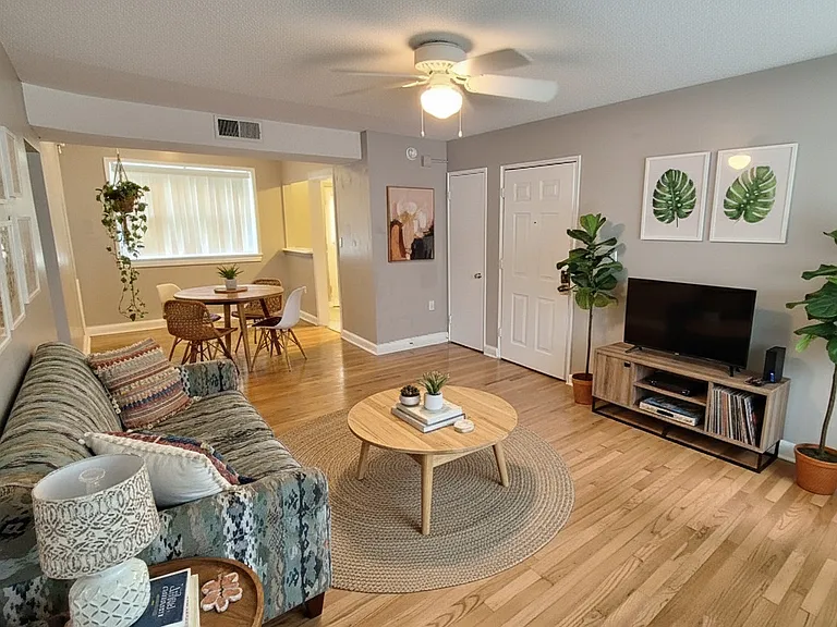 405 E 5th St #C3 — Photo 2