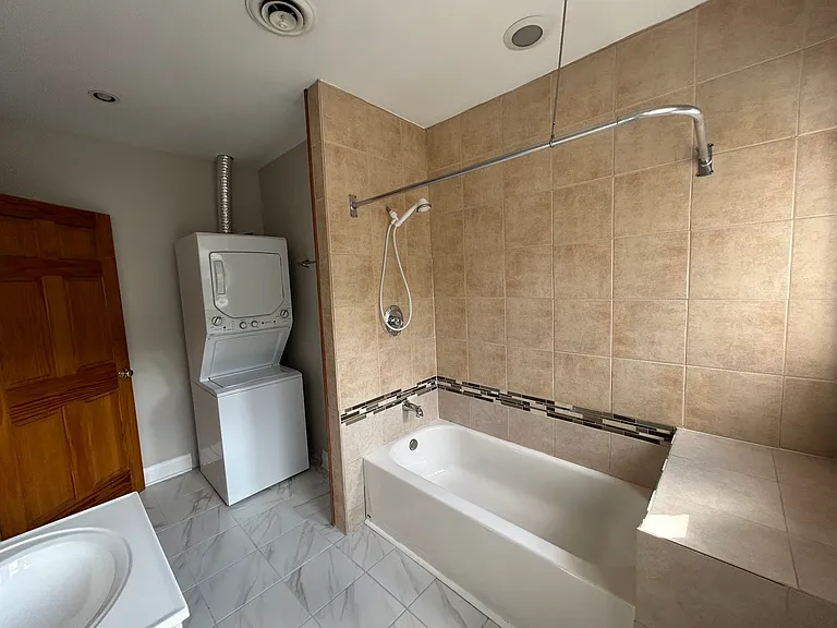 Bathtub & shower
In unit washer & dryer