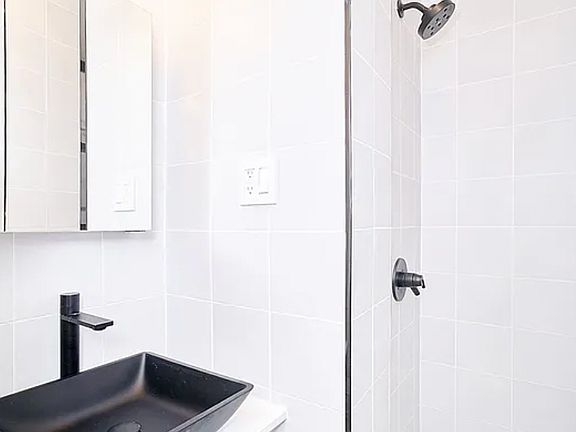 5th image of 208 E 6th St APT 2