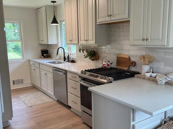 536 Star Ln, South Saint Paul, MN 55075