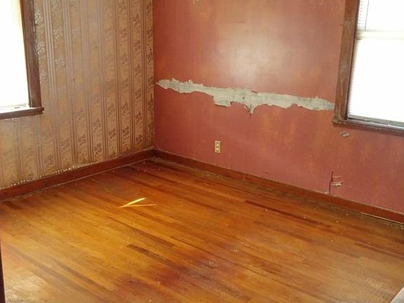 3rd image of 5852 Woodman Ave