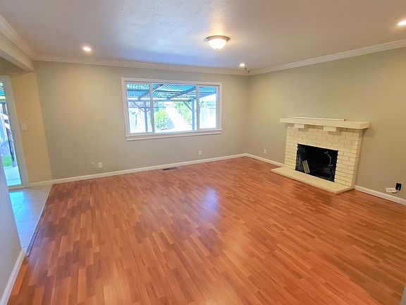 4th image of 399 Pinehurst Ave