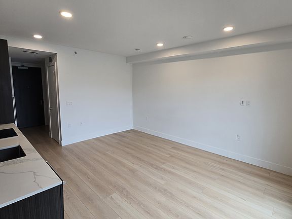 2nd image of 333 Carrall St #504