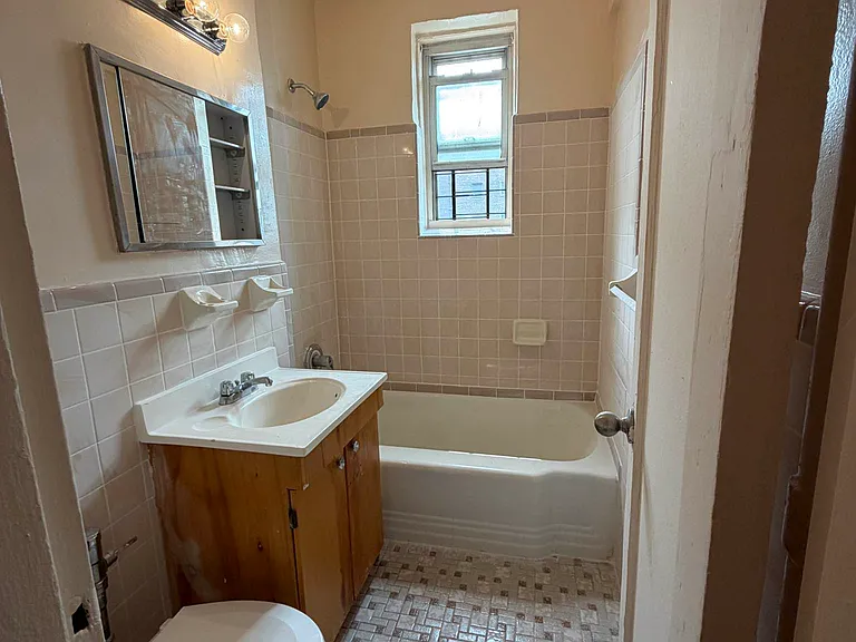 135-10 Grand Central Pkwy #408 — Photo 7