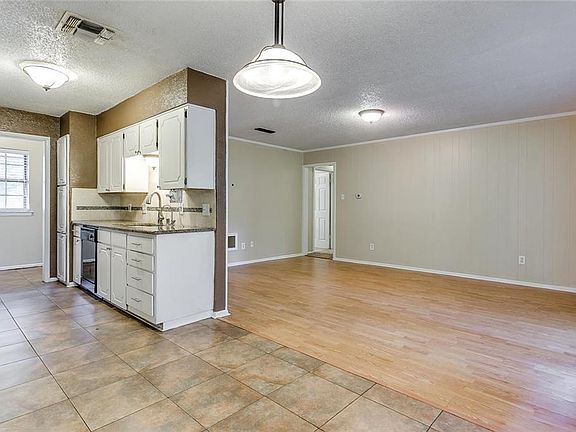 4th image of 236 SE Gardens Blvd