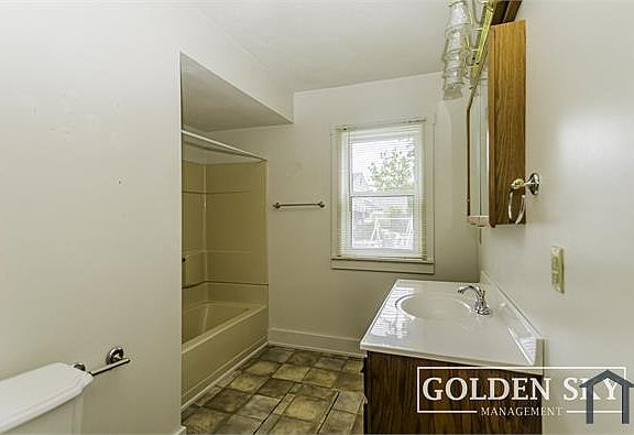 5th image of 1417 W Memorial Dr #1