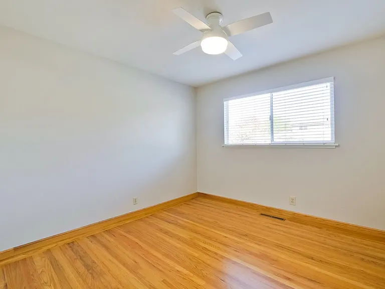 4712 Clarendon Dr — Photo 11