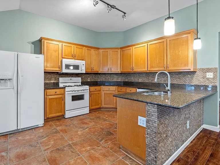 1310 Brighton Bend Ln — Photo 11
