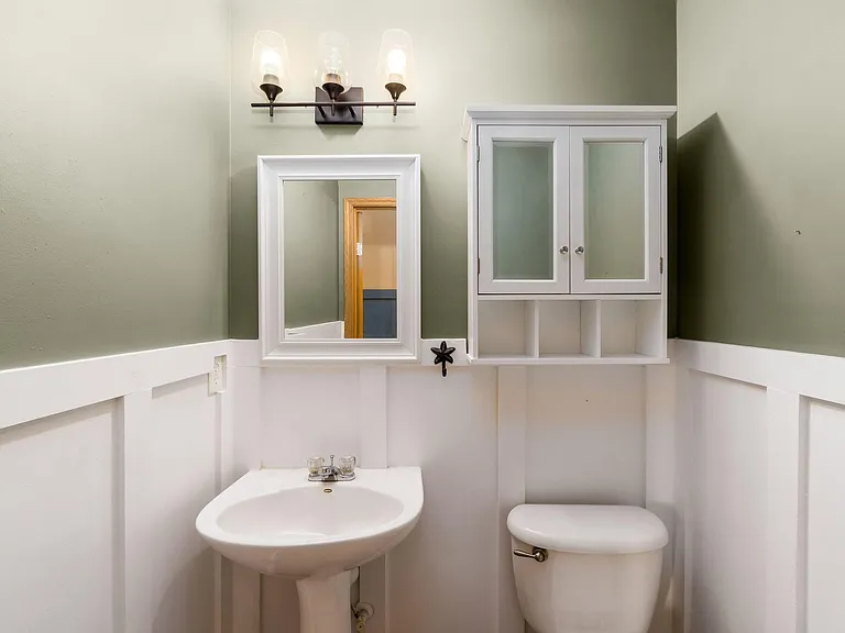 1st floor 1/2 bath