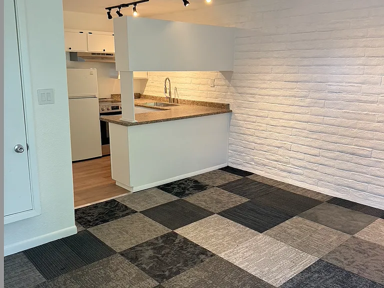 417 Harvard Dr SE #10 — Photo 1