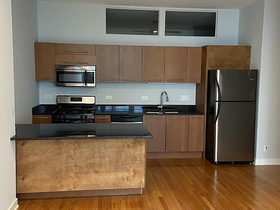 3rd image of 1156 N Dearborn St APT 2