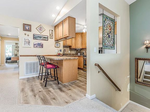 Lovely Kitchen w/Peninsula