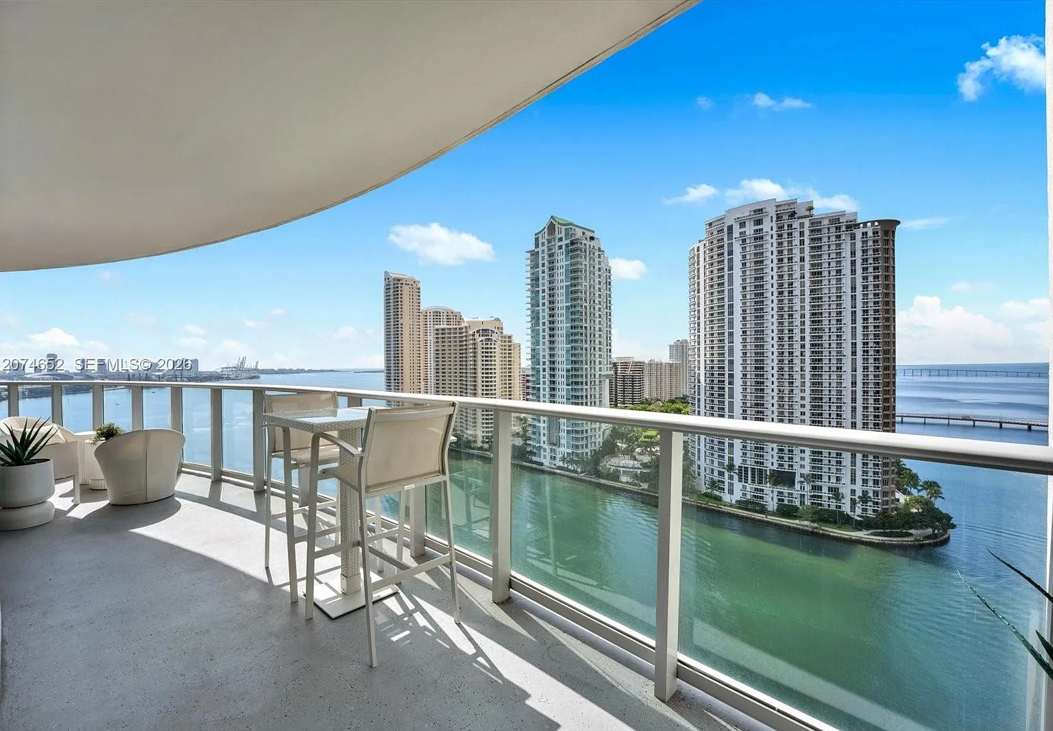 Met 1 Condo — Photo 4