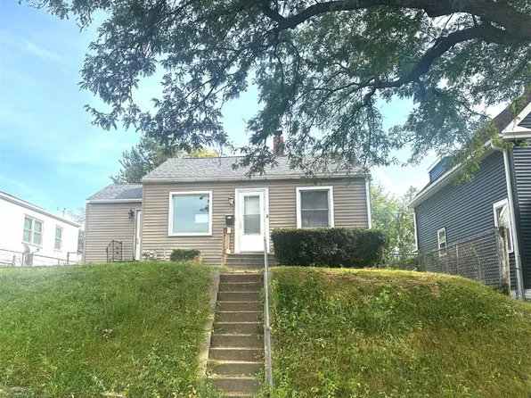 1815 E Ave NE, Cedar Rapids, IA 52402