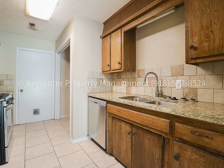 4902 S Gum Ave — Photo 55