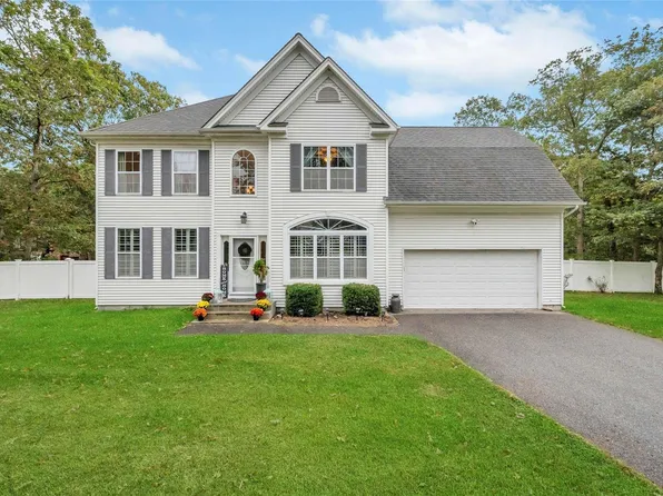 7 Horstead Court, Yaphank, NY 11980