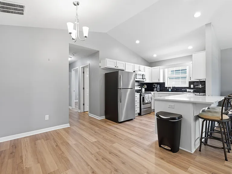 606 Kent St — Photo 7