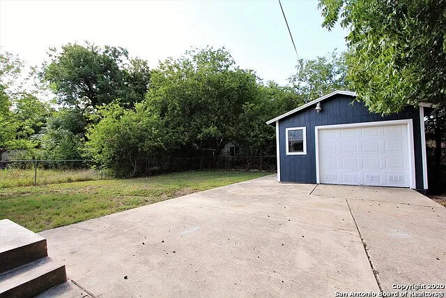 706 Canton — Photo 20
