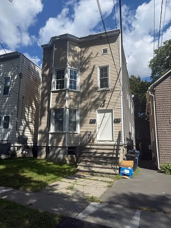 3 bed, 1.0 bath, 1100 sqft, $1,950 — Photo 2