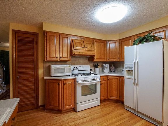 3rd image of 8744 Sheridan Hill Dr