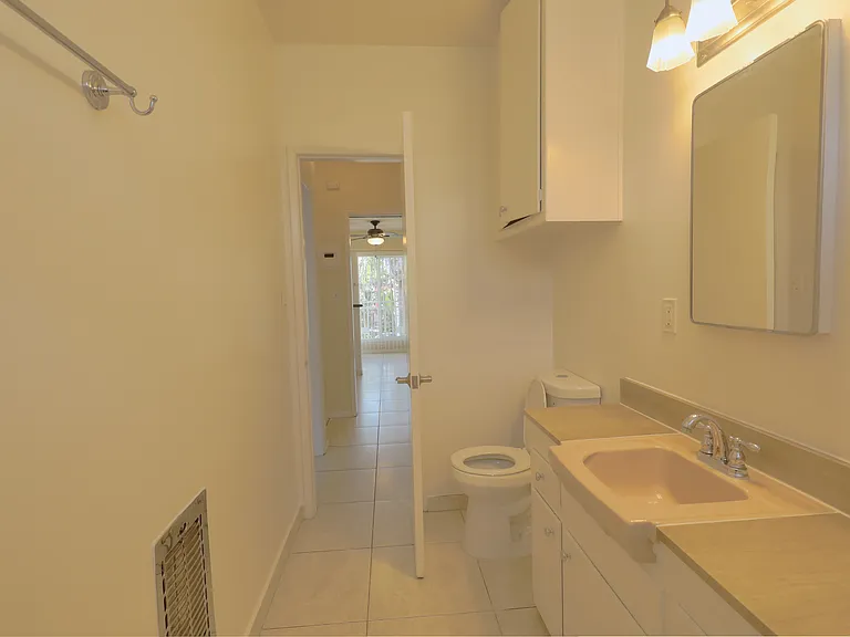 4808 Riverton Ave #7 — Photo 22