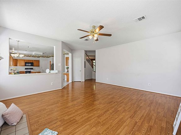 4th image of 206 Scarlet Maple Dr