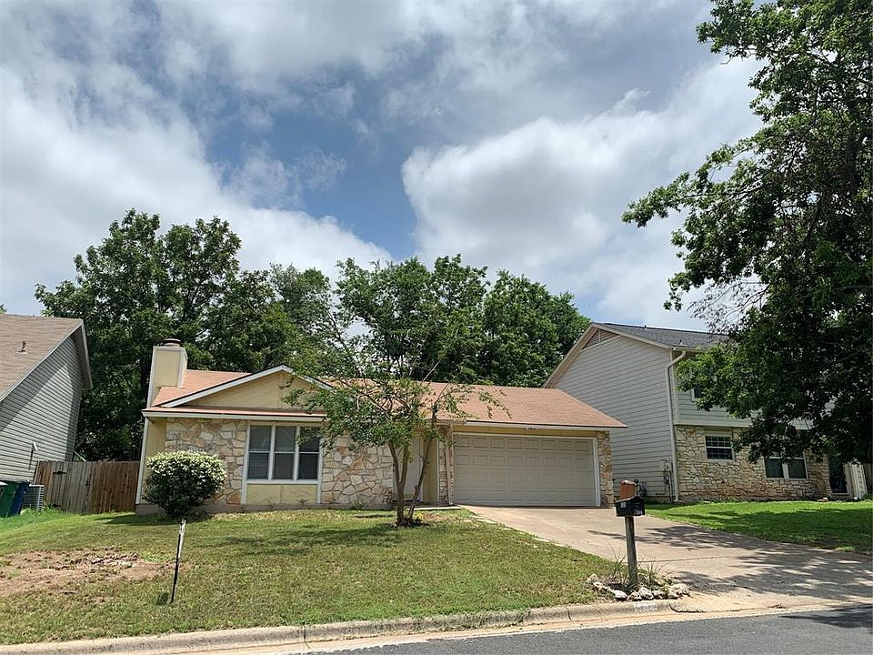front of the house with automatic garage door