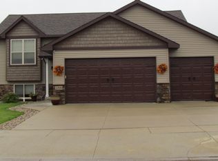 2709 Heritage Dr, Minot, ND 58703