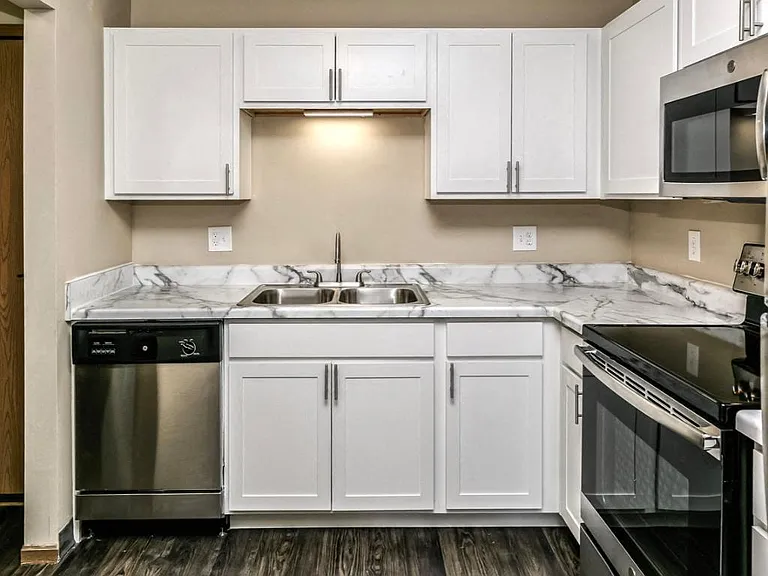 Southwest Gables Apartments — Photo 31