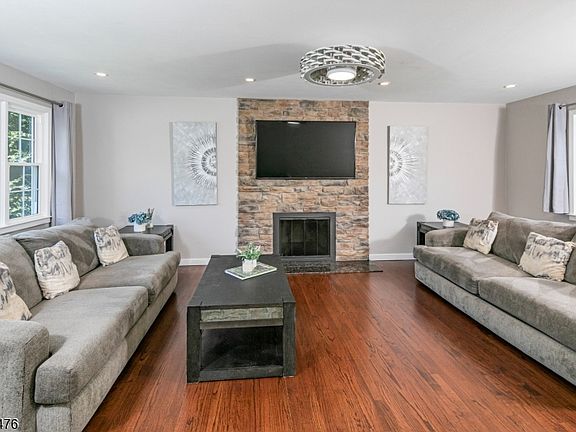 3rd image of 22 Cleveland Cir
