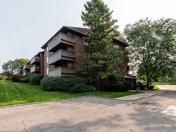 2nd image of 3181 Charlevoix Dr SE Unit 305