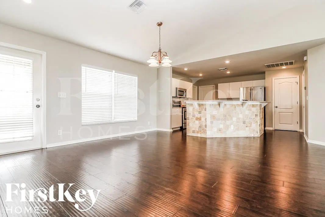 3 bed, 2.0 bath, 1418 sqft, $1,670 — Photo 4