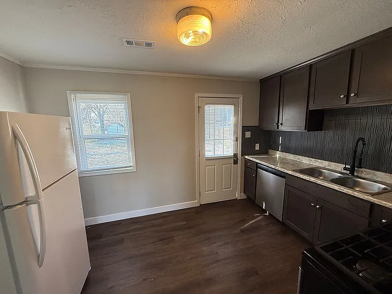 210 Highview Ave — Photo 24