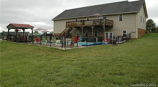 3rd image of 2706 Carriage Ln