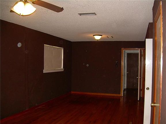 4th image of 4809 Holiday Ln