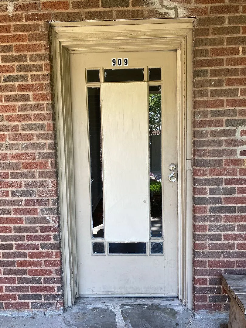 909-911 Sunset — Photo 1