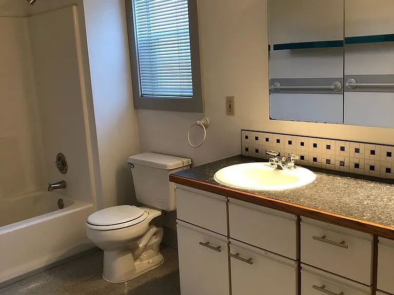 511 E Chestnut St — Photo 23