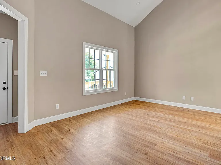 239 Ingle St — Photo 11