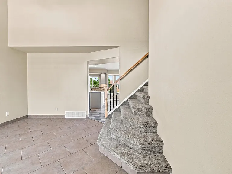 5644 Mountain Garland Dr — Photo 2