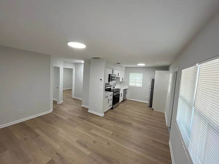 126-132 E Harding St — Photo 6