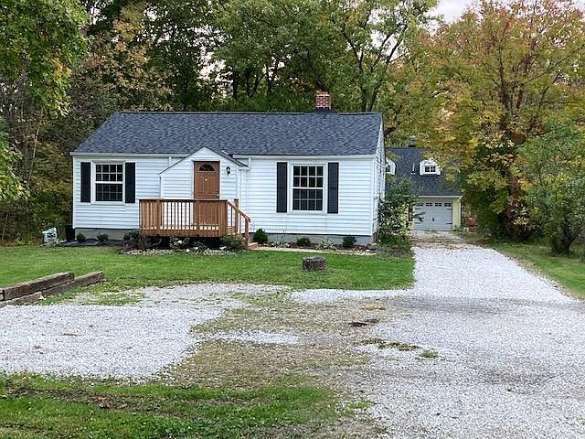 Cute and cozy with a country flavor but just two minutes to 271 Braodway/Forbes exit