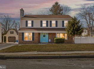 977 Greenhouse Ln, Secane, PA 19018