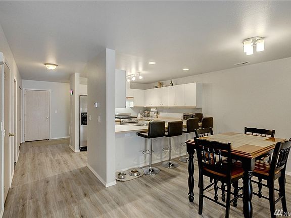 Kitchen is great for entertaining guests. 